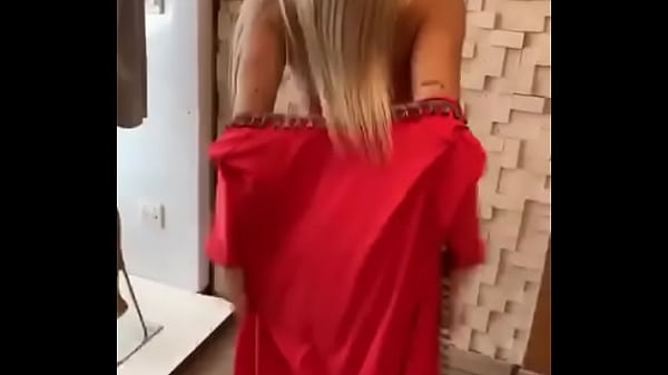 Loira gostosa desfilando  