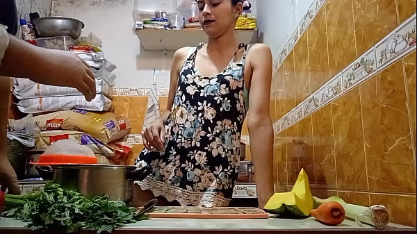 &iexcl;&iexcl;Un, dos, tres mi primer tutorial de cocina!! Se come la zanahoria por arriba y por abajo antes de ser follada en plena grabaci&oacute;n de sorpresa. Delicioso cum!!