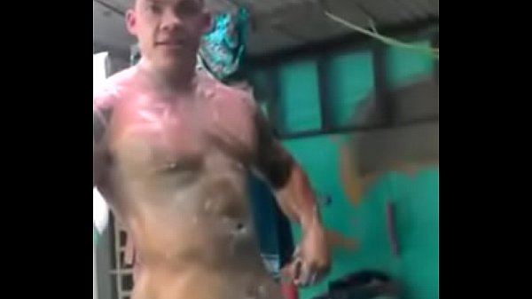 Se graba ba&ntilde;&aacute;ndose al aire libre a costas de su esposa