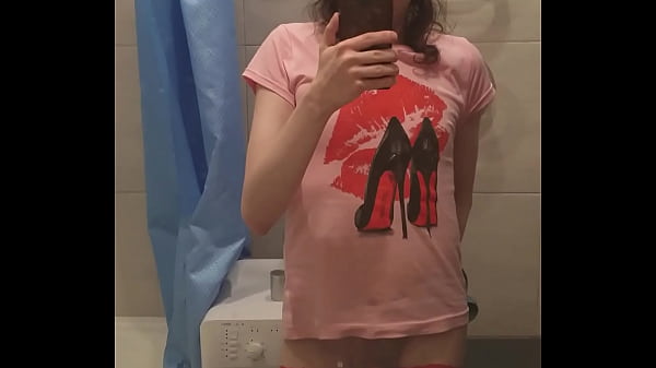 Sasha Earth have solo sex in the mirror 