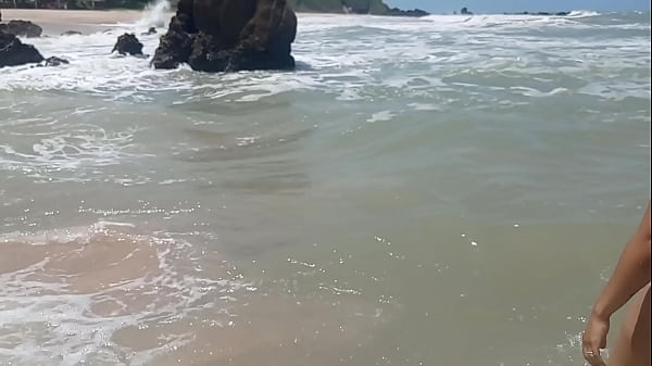 Ela adorou conhecer uma praia de Nudismo, chamou a aten&ccedil;&atilde;o de TODOS  