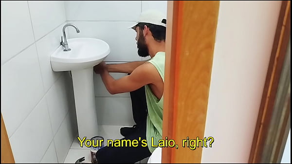 Paguei pro encanador desentupir a pia e entupir o meu cu (COMPLETO NO RED)
