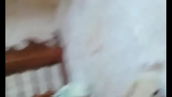 tirando a calcinha para se masturbar