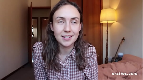 Sexy Babe Gives Us a Sexy Tour