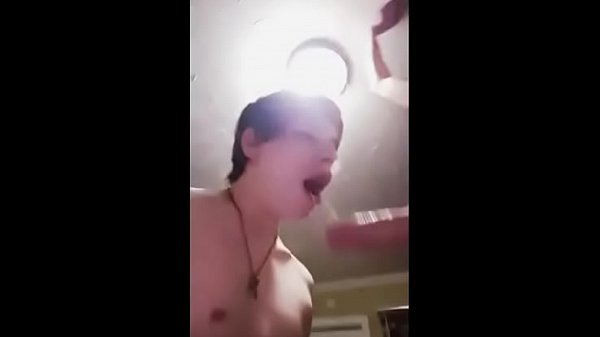 joven chupa polla a chico mas mayor muy dotado  y se graban