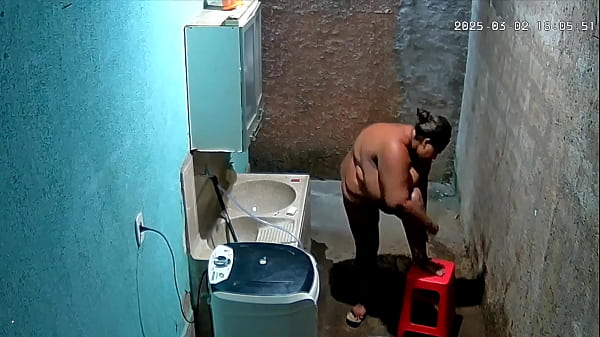 Camera escondida madrasta se depila enquanto seu enteado a v&ecirc; na c&acirc;mera 