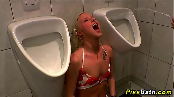 Weird slut uses her face