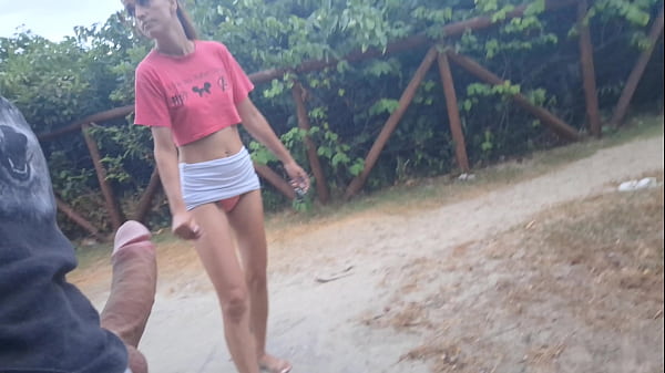 Punheta para safada que passava em p&uacute;blico!