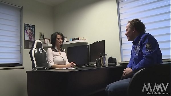 Chefin fickt nen Neuen -- wird die es bereuen ....