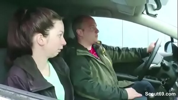 Junge Anhalterin bedankt sich bei ihm mit einem Fick