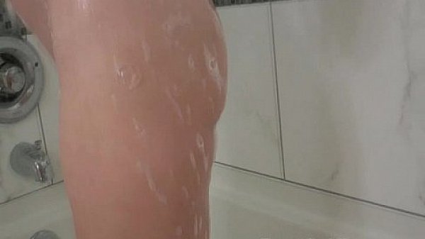 Super Hot and Sexy Babe Bathtub Scene