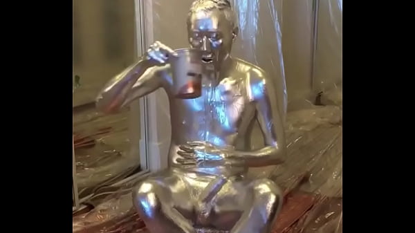 Homem se pinta de prata e bate uma.  