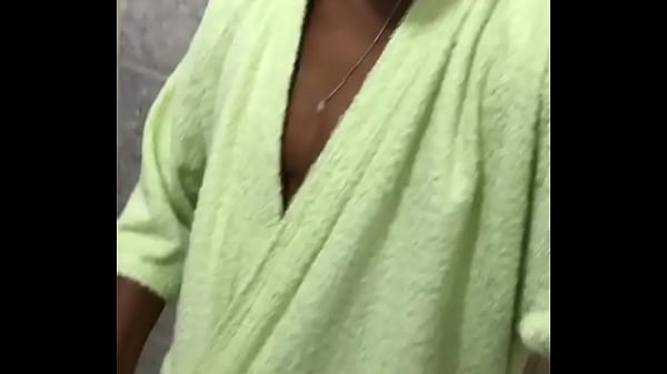 Safadao mostrando a rola antes do banho