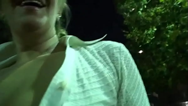 Video amatoriale mentre il figlio gioca a Rosa viene scopato in macchina per soldi