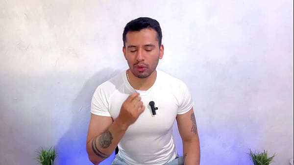 carnicero vergon rellenando de longaniza a su cliente 