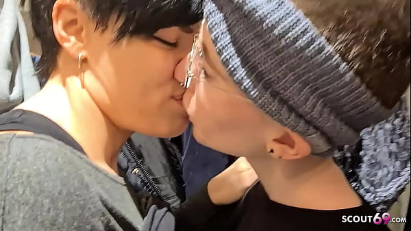 Zwei deutsche Studentinnen von fremden mitten im Kaufhaus in Umkleide gefickt  