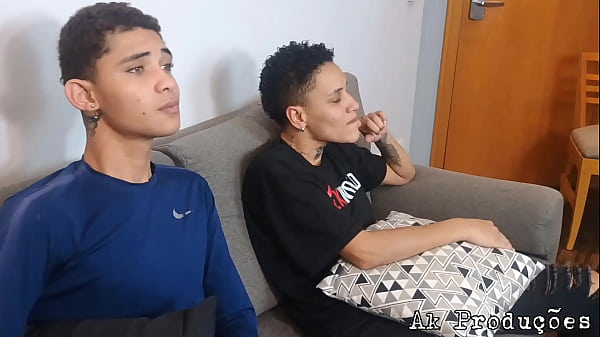 A sapatao pegou a m&atilde;e do seu amigo Elisa Sanches e fudeu ela gostoso enquanto seu amigo tomava banho