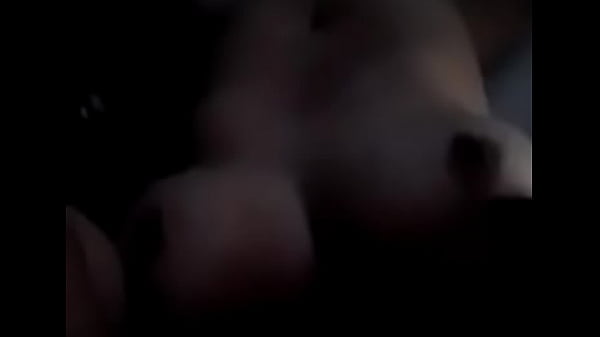 gordita con anillos tocandose delicioso 