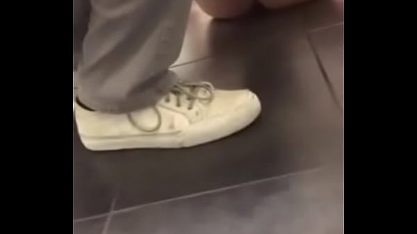 FLAGRA BANHEIRO P&Uacute;BLICO 2 