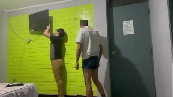 Maduro pide ayuda a recepci&oacute;n de su hospedaje por un problema t&eacute;cnico. El joven de Roomservice acude al llamado del hu&eacute;...