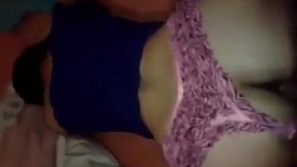 Prima enga&ntilde;ando a esposo