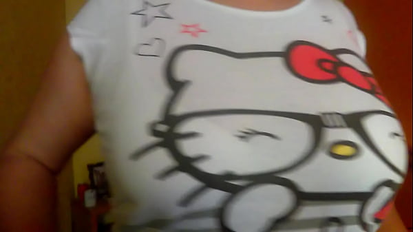 chica est&aacute; ansiosa de mostrar a todos sus enormes tetas naturales