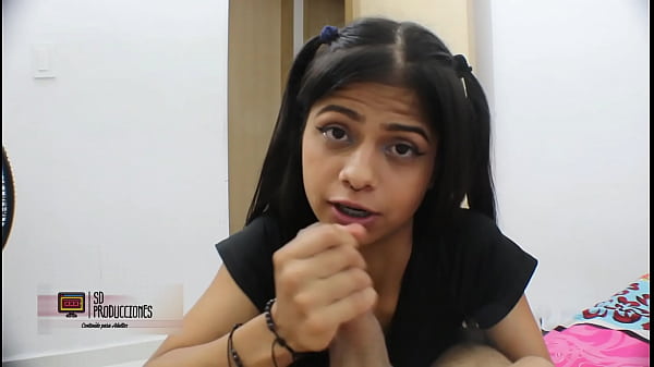 Me encanta llenarle la cara de semen a la cachonda de mi hermanastra 