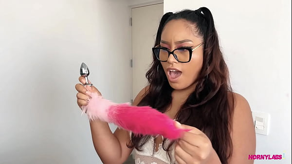 Linda latina se masturba con consolador mientras no hay nadie en casa -  kassandra Miller