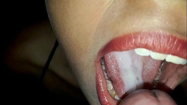 Gran chupada de mi novia sexy y putita le dejo la leche asta la garganta.