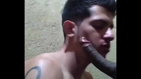 Tirando muito leite do pau dos muleques que trabalham no sinal