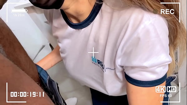 ESC&Acirc;NDALO EM ESCOLA DO RIO ALUNA E PROFESSOR FAZENDO SEXO NA SALA DE AULA E ELE FOI DEMITIDO