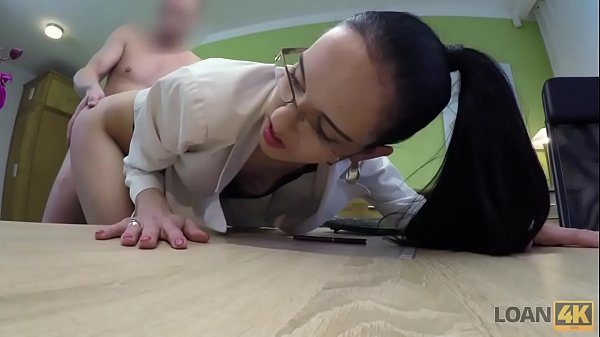 LOAN4K. Morena caliente est&aacute; planeando una gira de conciertos pero necesita un pr&eacute;stamo enorme