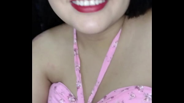 Mi cu&ntilde;ada virgen quieres que mi marido le quite la calentura que tiene y deja que le aprete las tetas, la bese profundamente con lengua y le frote su co&ntilde;o para correrme en sus panties