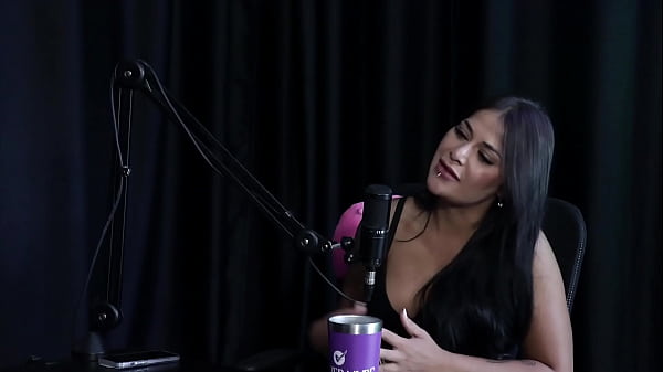 Gravou poucos fetiches, namora um policial que a ajuda em algumas cenas, foi uma surpresa para a fam&iacute;lia, e recebeu cr&iacute;tica por fazer um cosplay - Gabriella Gushi (WATCH ON: SHEER/RED)