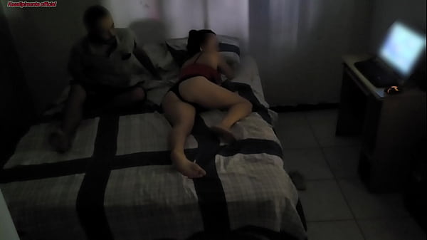 madrasta divide a cama com enteado devido reforma de seu quarto  