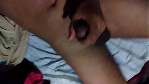 Joven en su cuarto se toca  