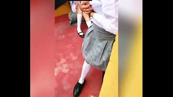 Alumnas Lesbianas Follando en la Escuela en el Patio de Atr&aacute;s! Otro Alumno llega y se las COGE! Vol 1