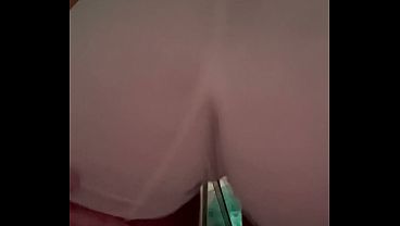 Gostosa com short de academia sem calcinha  