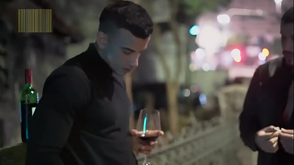 De bobeira na rua, um gringo me chamou pra tomar um vinho no AP dele. Gozamos gostoso. - Free 