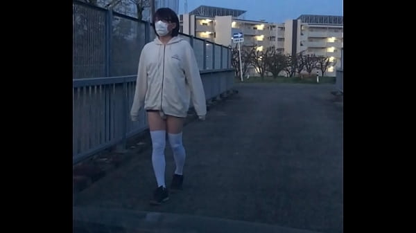 女装子まゆちゃんのお外で大胆パンツ脱ぎ 