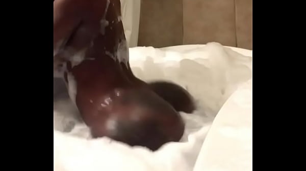 Sexy black girl twerking in the tub