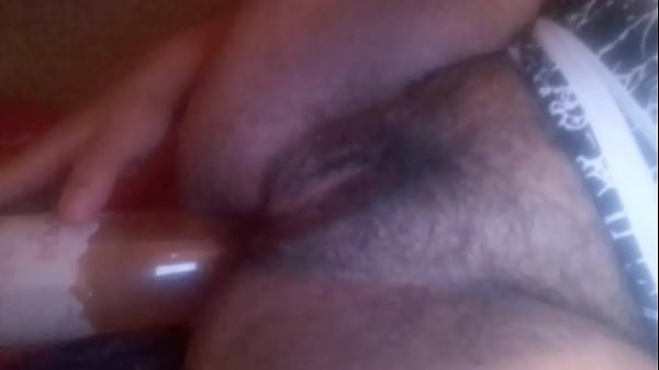 Frasco no &acirc;nus da safada