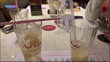 DEPOIS DO BARZINHO A PUTARIA ROLOU SOLTA COM O CORNO MAMANDO E A PUTA LEVANDO LEITADA NO CU  