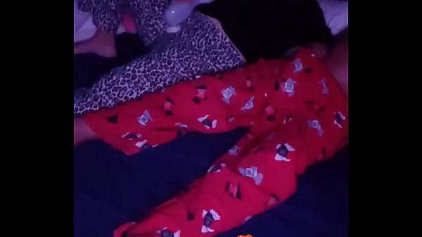 mientras el descansa yo lo interrumpo para darle un masaje rico en su rica verga y le gusta ver como me toco y me pide que le de sus chupadas para sacarle su leche 