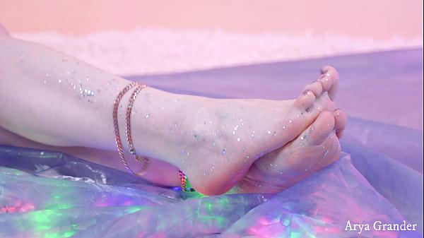 sexy closeup free foot fetish barefoot video with big soles of MILF 