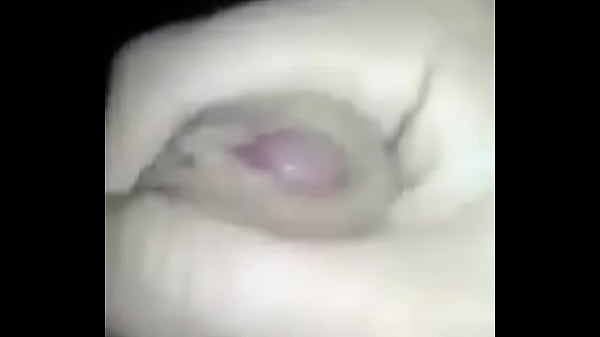 Chico se calienta y se masturba en su cuarto