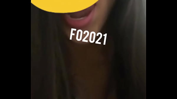 Mi esposa baila mostrando su rico culo con tanga y sus senos