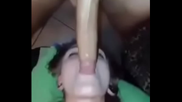 Il enfonce son penis tout au fond de sa gorge