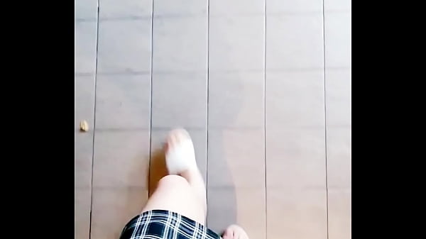 伪娘野外打飞机射在腿上 