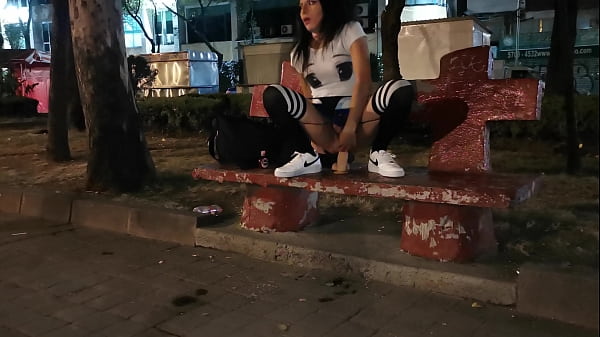 A esta putita sissy le gusta exhibirse mientras masturba su culo con un gran dildo 